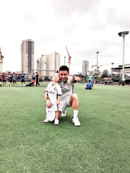 Ca sĩ Tuấn Hưng mang con trai ra sân bóng, cổ vũ cho Real ảnh 2